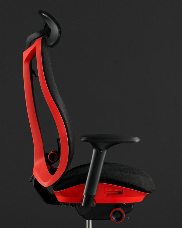 Vue latérale d'une chaise de jeu Herman Miller Vantum en rouge Flare