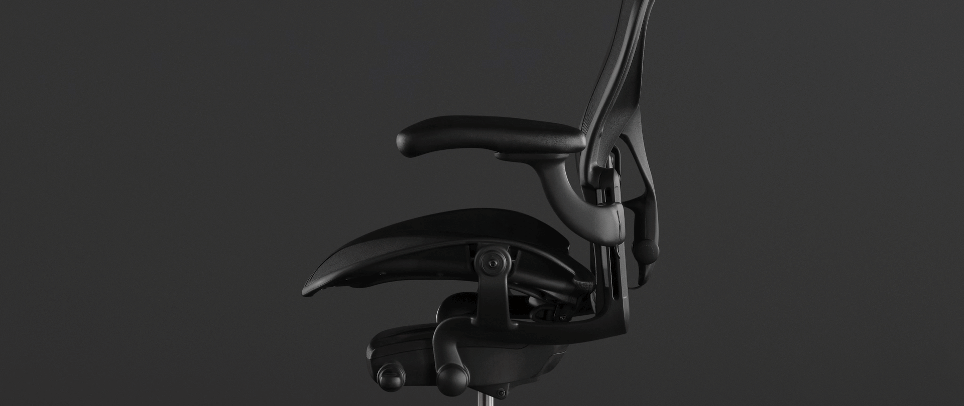 Une animation sur la photo d’un siège Aeron noir montre comment l’inclinaison avant du siège vous permet de garder une posture optimale en ayant toujours la colonne vertébrale bien maintenue.