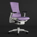 Vue de face d'un fauteuil de jeu Herman Miller X Logitech Embody violet et blanc en Amethyst