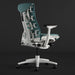 Vue en angle du dossier d'un fauteuil de jeu Herman Miller X Logitech Embody bleu-vert et blanc dans Galaxy