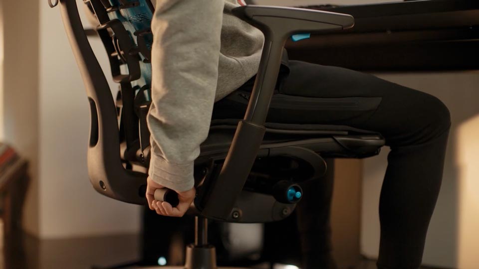 Vidéo prise en gros plan de la main d'une personne en train d’ajuster le réglage Backfit d'un fauteuil de jeu Embody noir.