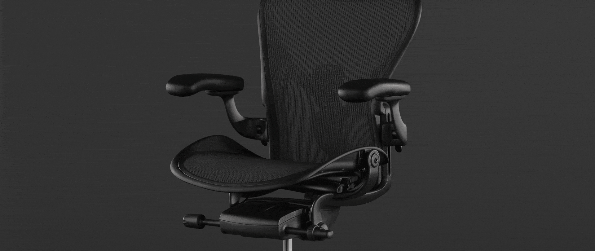 Une animation sur la photo d’un siège Aeron noir montre comment le système d’inclinaison du siège permet de bouger naturellement et de passer d’une position droite à une position inclinée simplement et en douceur.