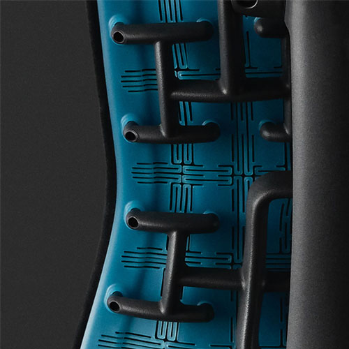 Gros plan du dossier et du support de la colonne vertébrale bleu cyan mat du fauteuil de jeu Embody.