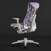 Vue en angle du dossier d'un fauteuil de jeu Herman Miller X Logitech Embody violet et blanc en Amethyst