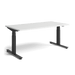 Le bureau de jeu assis Nevi d'Herman Miller, avec des pieds noirs et un plateau blanc, vu de face.